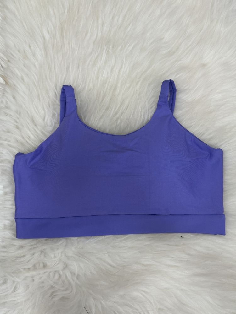 Top roxo modelo frente